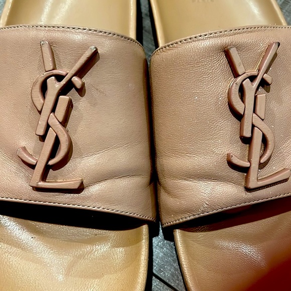Saint Laurent size 37. Tan YSL Logo sandals. - Picture 4 of 6